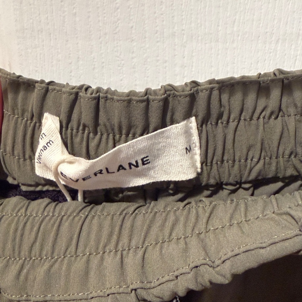 EVERLANE Women’s The Anywhere Barrel Short in Green NWT - Picture 2 of 4